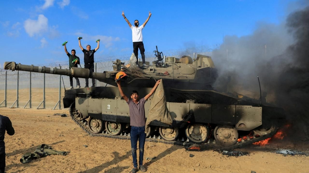 Hizbullah Lübnan'ın güneyinde 3 İsrail tankını füzeyle vurdu
