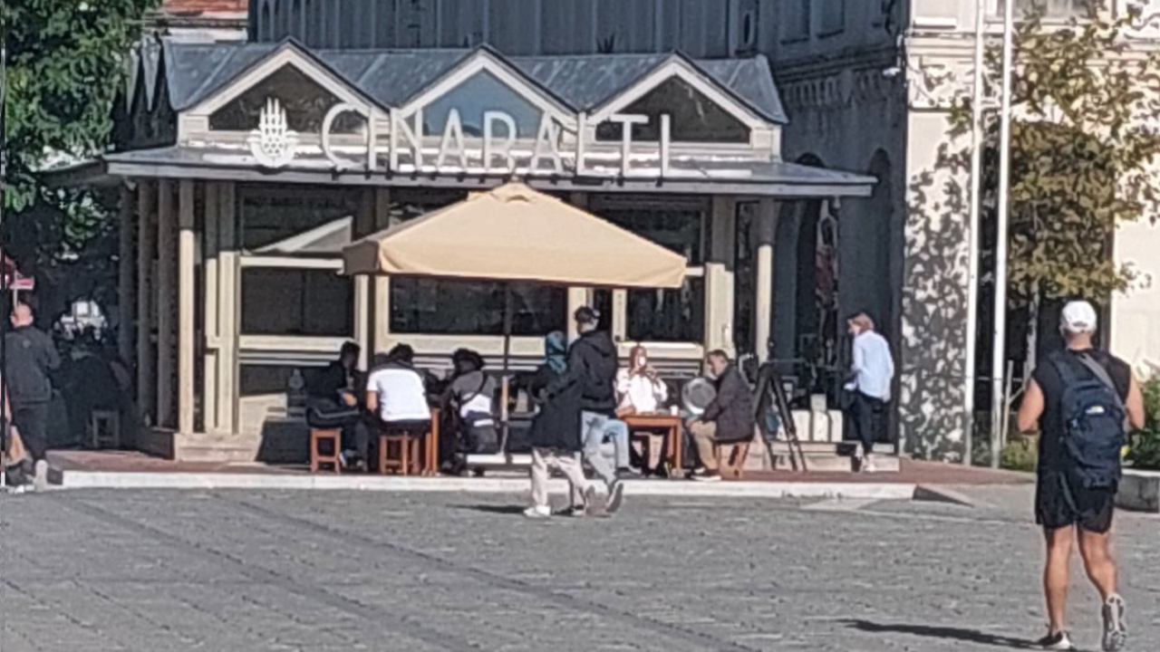 Beyazıt Meydanı'nın sembol mekanı çınaraltı çay bahçesi gitti, yerine çirkin kulübeler geldi