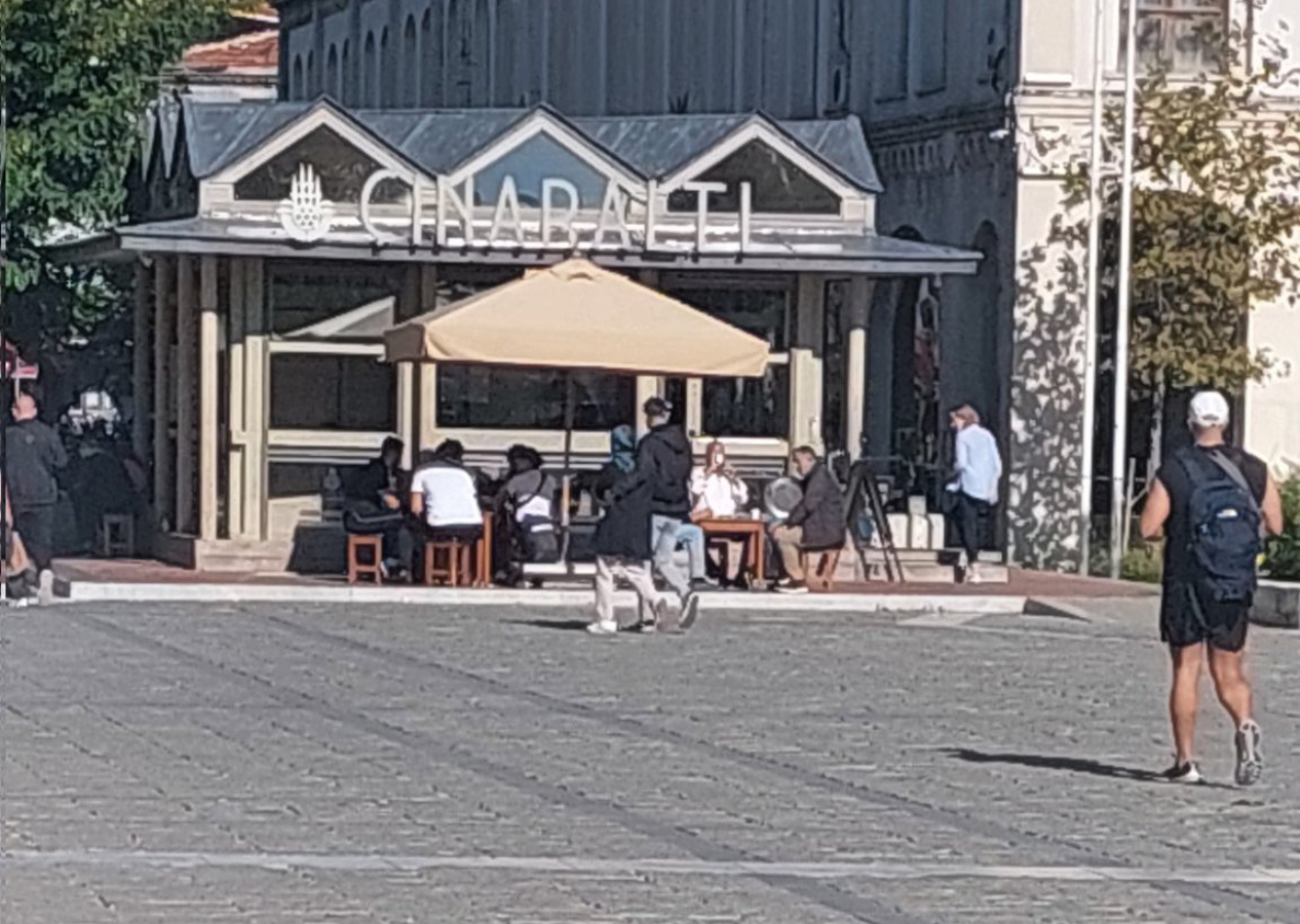 Beyazıt Meydanı'nın sembol mekanı çınaraltı çay bahçesi gitti, yerine çirkin kulübeler geldi