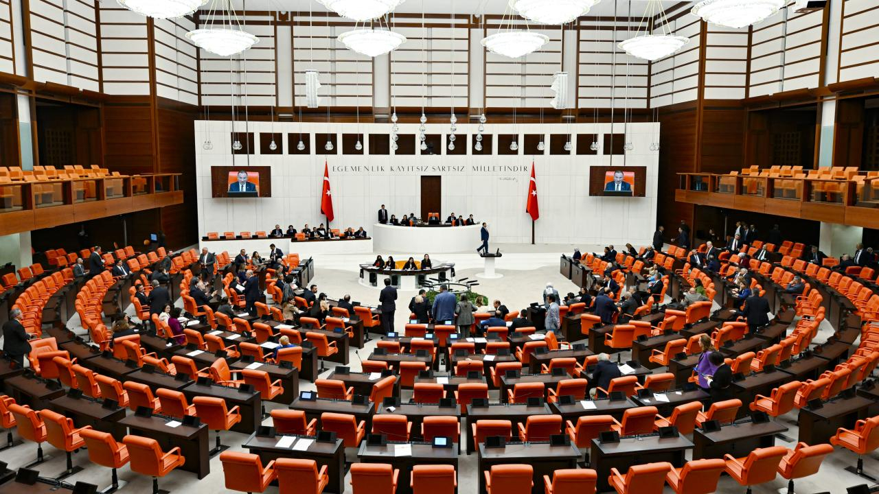 AK Parti'den yeni kanun teklifi! Çakar ve ruhsatsız silahlara cezalar artıyor!