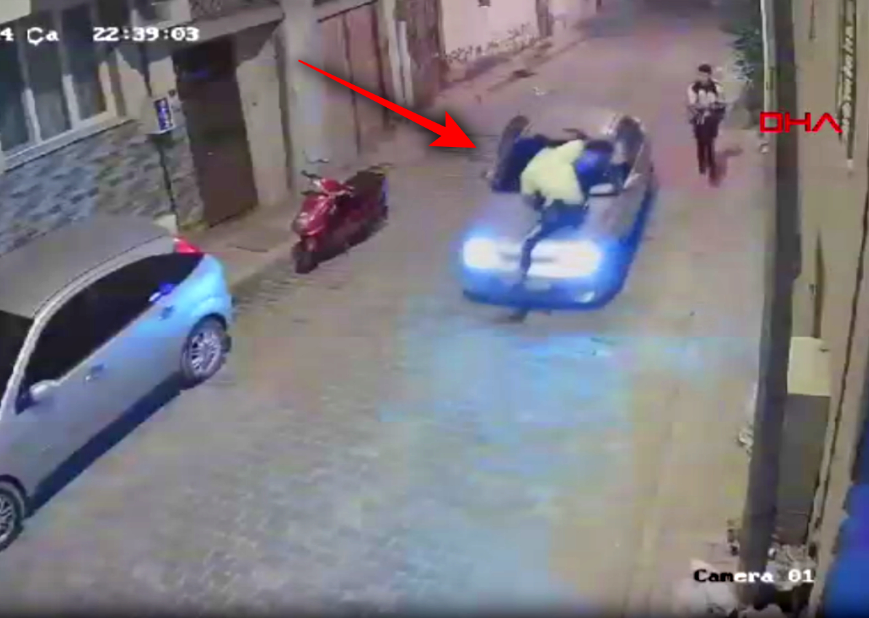 İzmir'de pes dedirten magandalık! Kendisini durdurmaya çalışan polisi kaputta sürükledi...