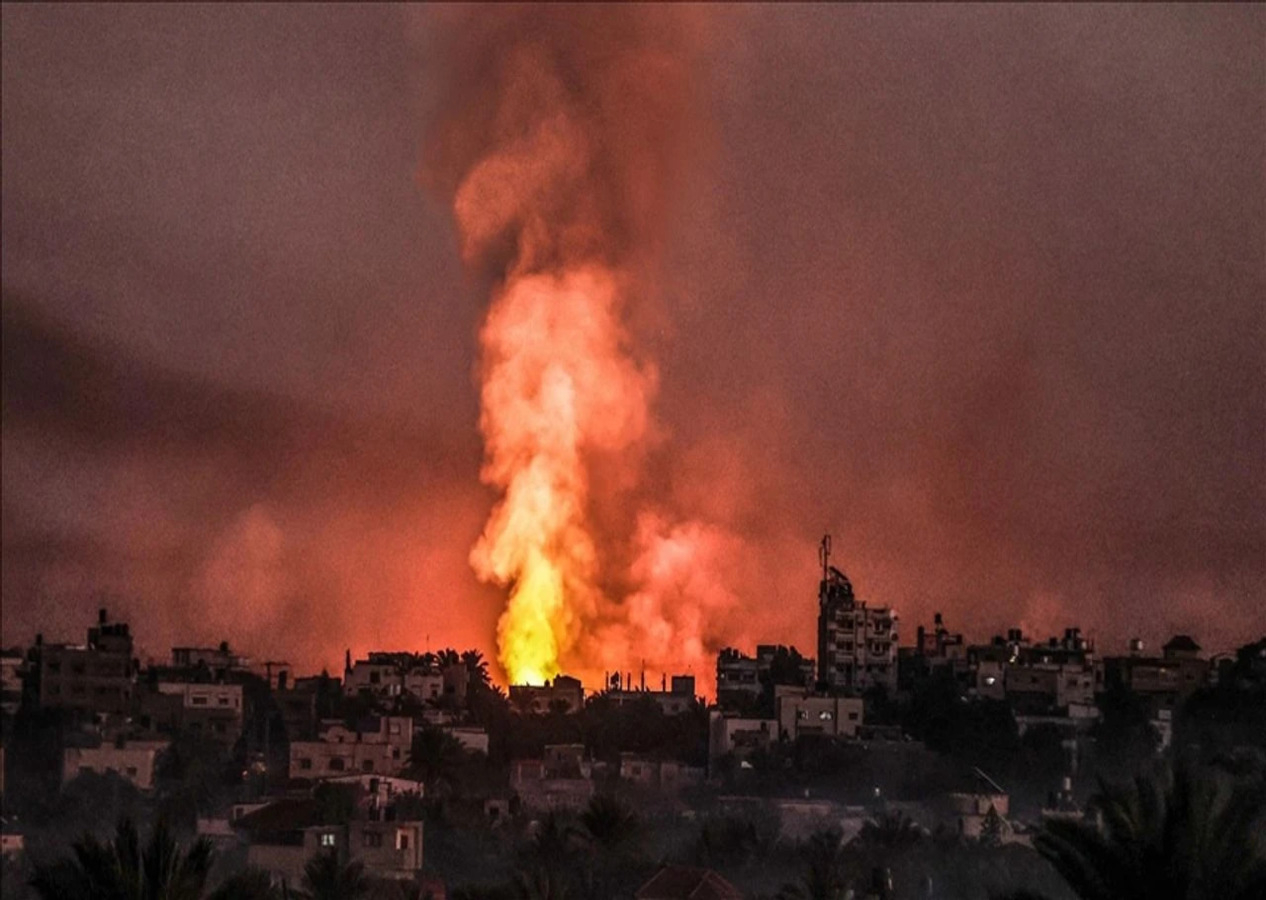 İsrail'den Gazze'nin kuzeyine yoğun bombardıman: İletişim tamamen kesildi!