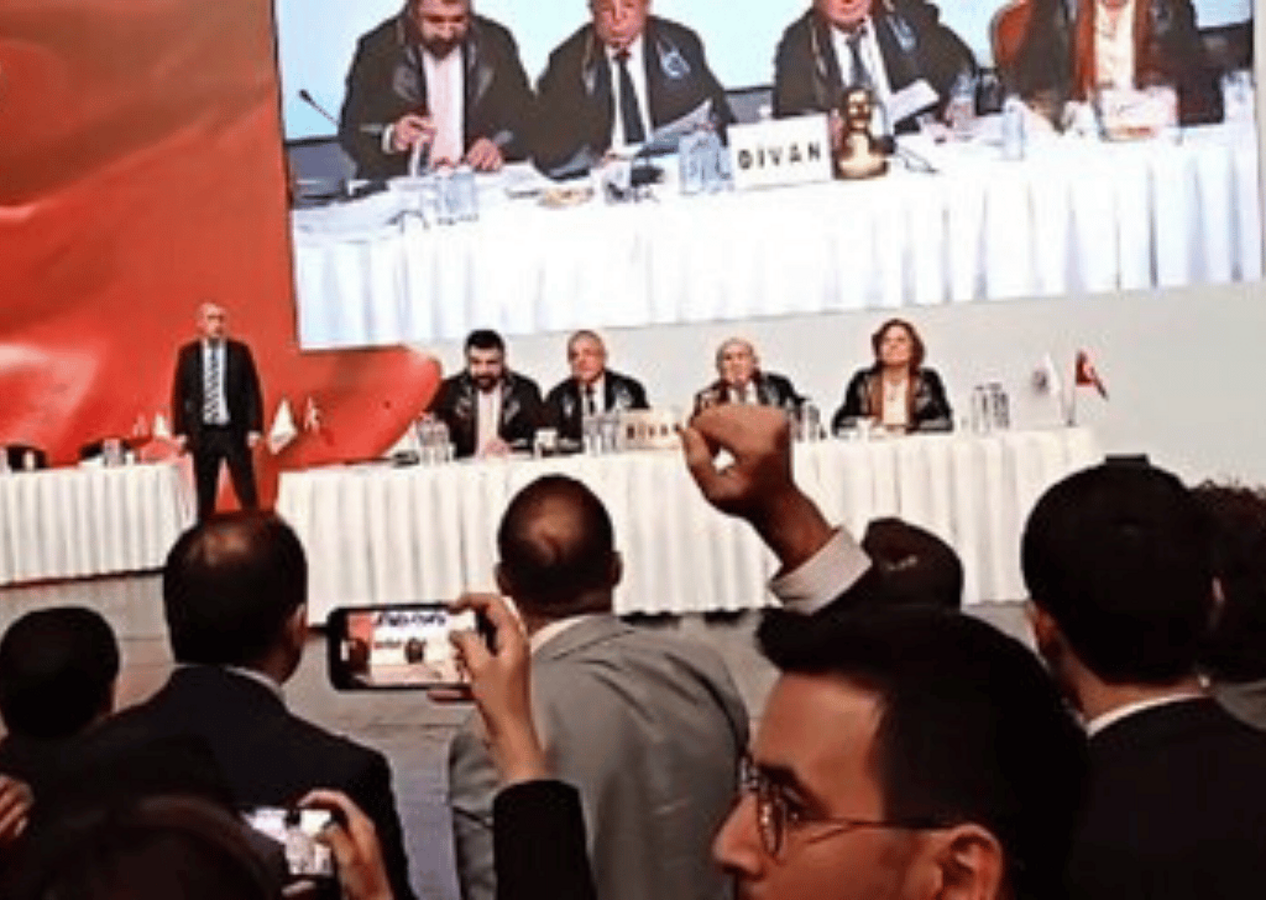İstanbul Barosu'nda skandal: Divan Başkanı Bahri Belen, önce İstiklal Marşı’nı okumadı sonra ''ifade özgürlüğü'' dedi!