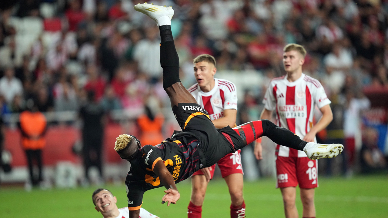 Victor Osimhen attığı muhteşem röveşata golüyle dünya futbol tarihine geçti
