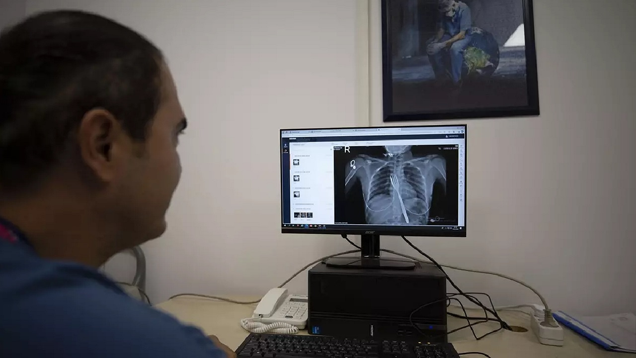 18 santimlik çatal yutan genç kız doktorları şaşırttı!
