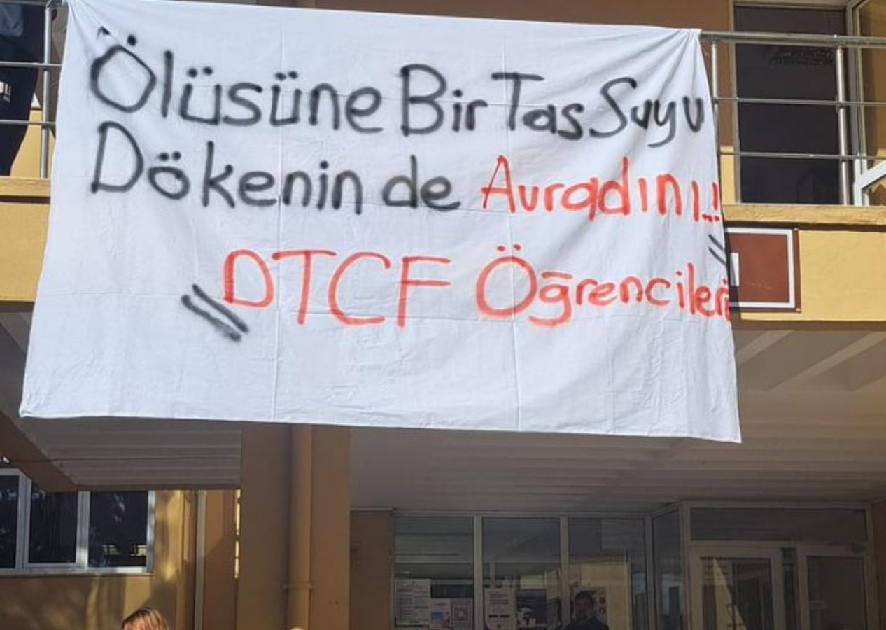 DTCF’lilerden FETÖ pankartı... Ankara Üniversitesi yönetiminden ilginç hareket! O pankartı kaldırttı!