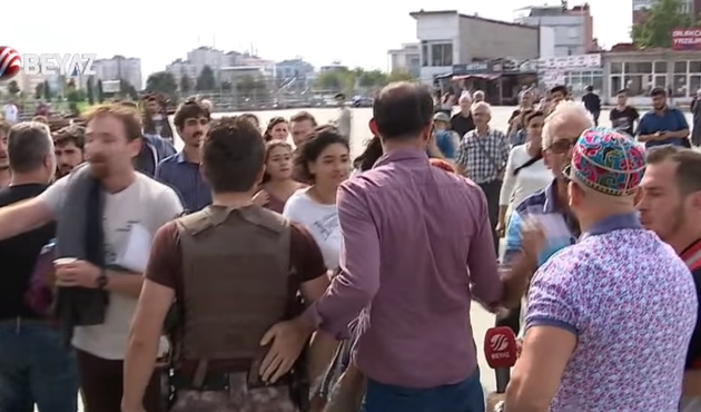 Cumhuriyet Gazetesi davasında Beyaz TV muhabirine çirkin saldırı / VİDEO...