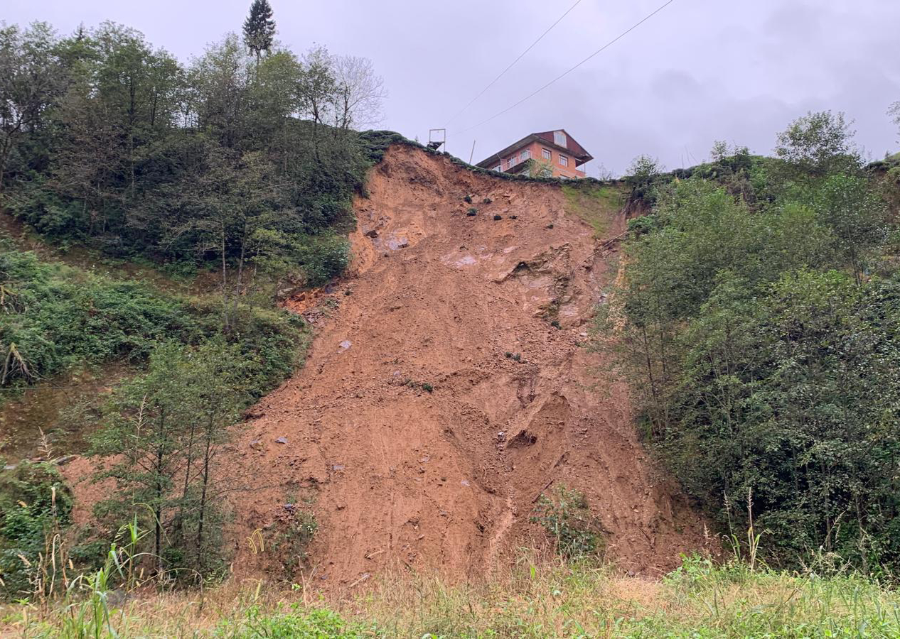 Rize'de heyelan! Şiddetli yağışlar sonrası Çayeli ilçesinde 3 ev toprak altında kaldı