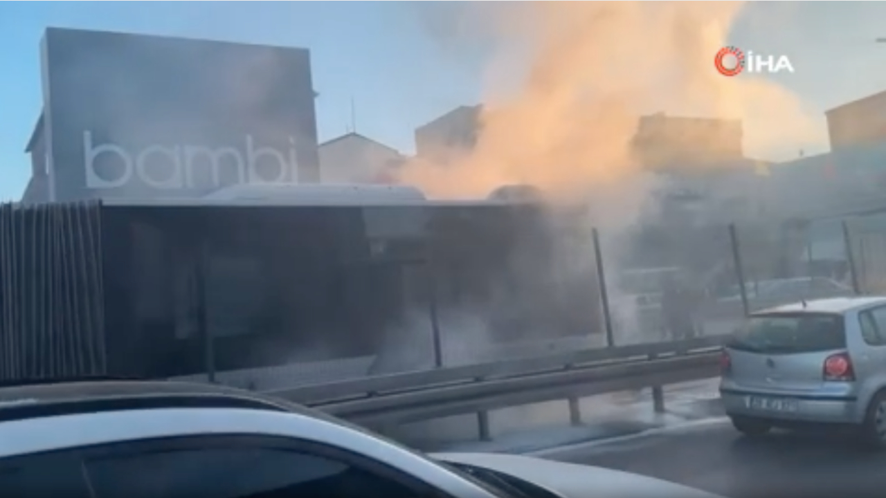 Avcılar'da metrobüs yangını! Saniye saniye kamerada...