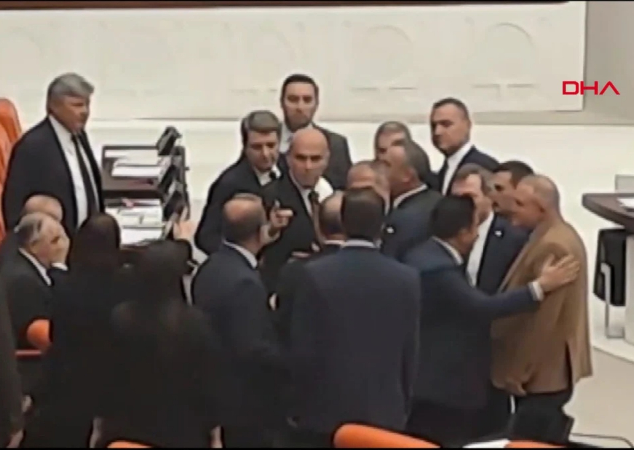 Meclis'te gergin anlar! İYİ Parti ve DEM arasında tartışma! Turhan Çömez, DEM’lilerin üzerine yürüdü