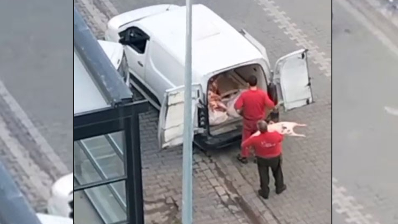 Hijyen kuralları hak getire! Kasabın yaptığına bak; etleri araçtan dükkana pis elleriyle taşıdı
