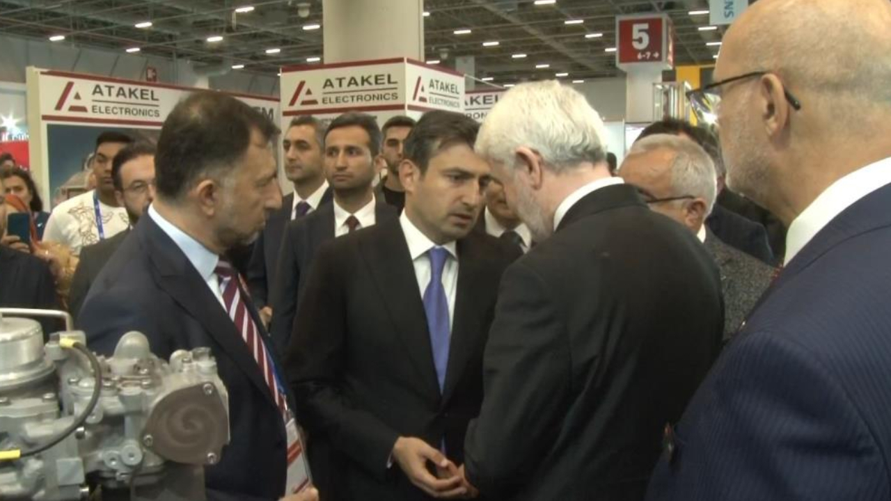 Selçuk Bayraktar SAHA EXPO'da yer alan TUSAŞ standını ziyaret etti