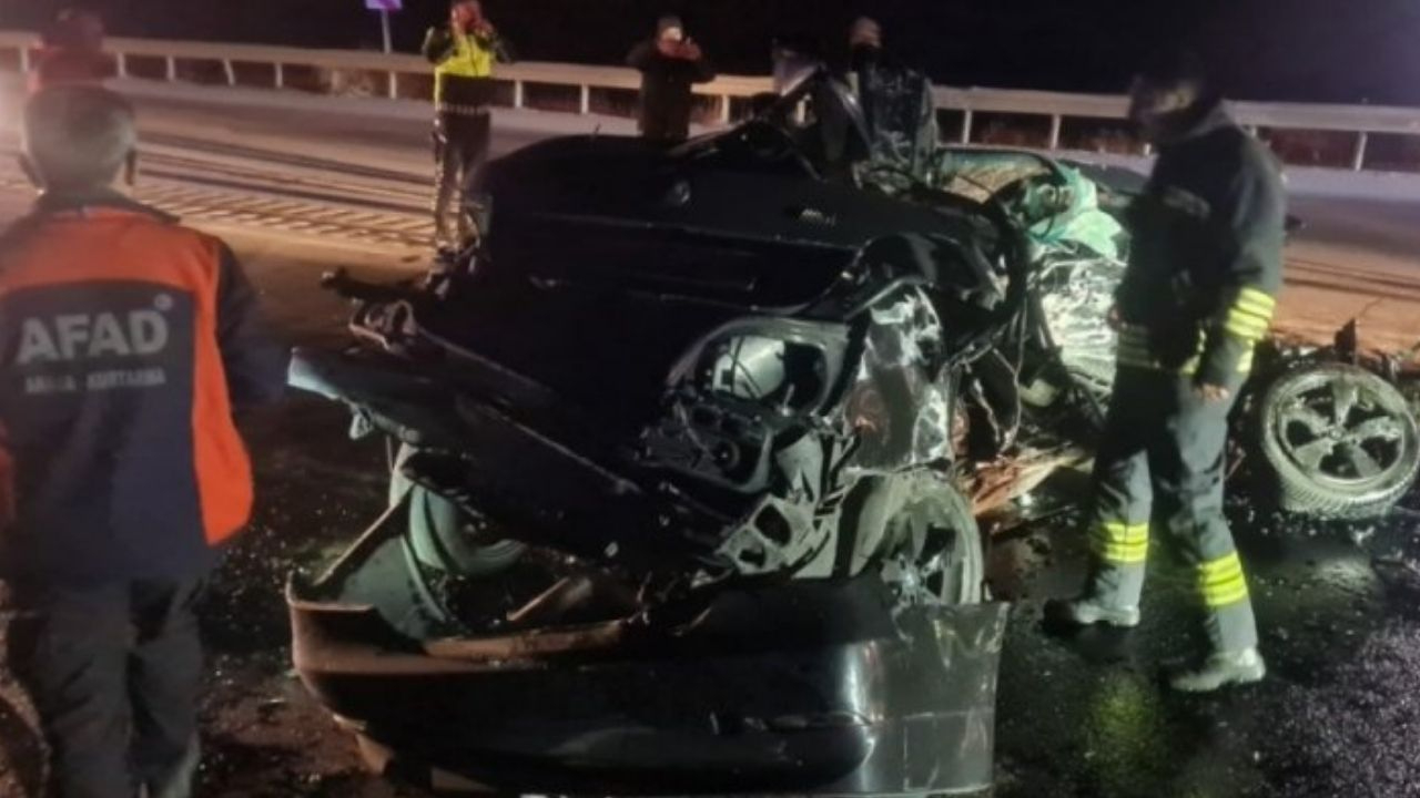 Erzincan'da TIR'la çarpışan otomobil tanınmaz hale geldi