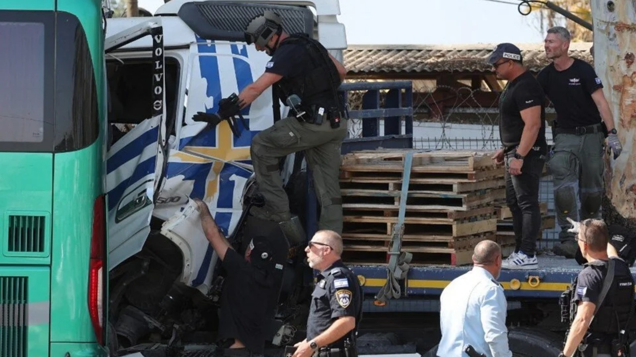 İsrail'de kamyon MOSSAD karargahının yanındaki durağa daldı! 4 ölü, onlarca yaralı var