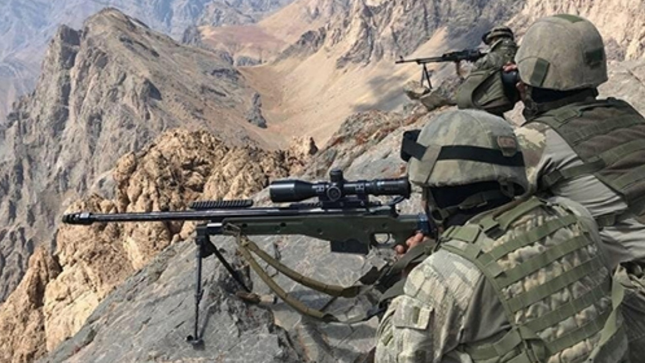 Teröristleri hendeklere gömmeye devam ediyoruz! 15 terörist etkisiz