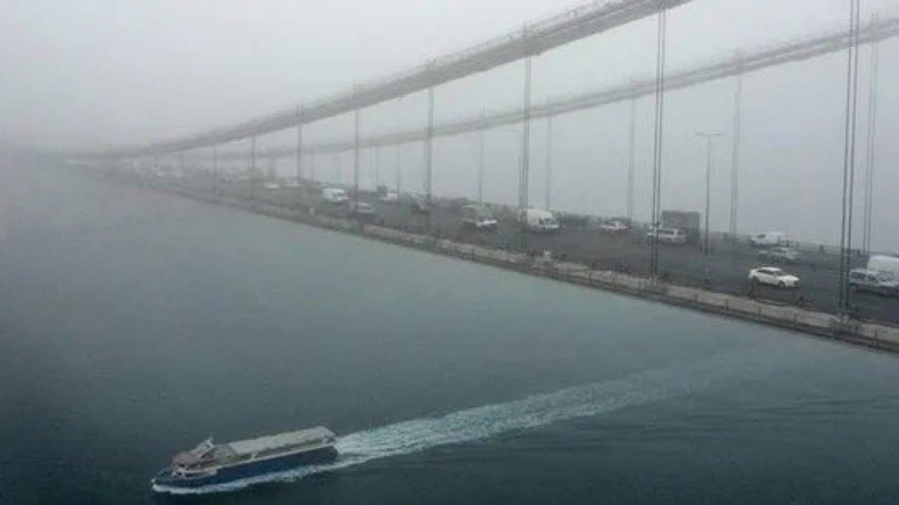 İstanbul'da ulaşıma sis engeli: Boğaz'da gemi trafiği durduruldu!