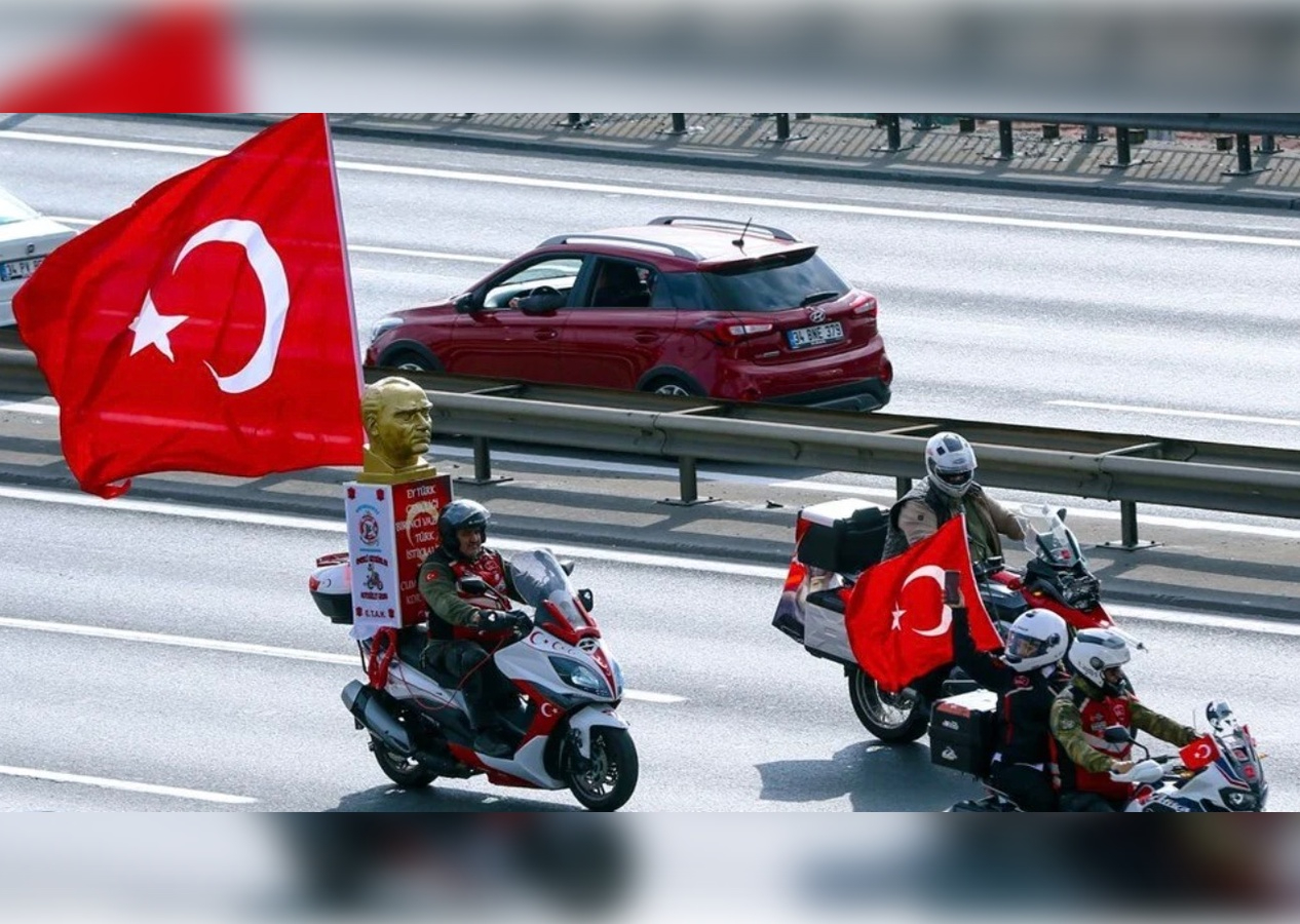 Motorlu kortej 29 Ekim coşkusunu 15 Temmuz Şehitler Köprüsü'nde kutladı