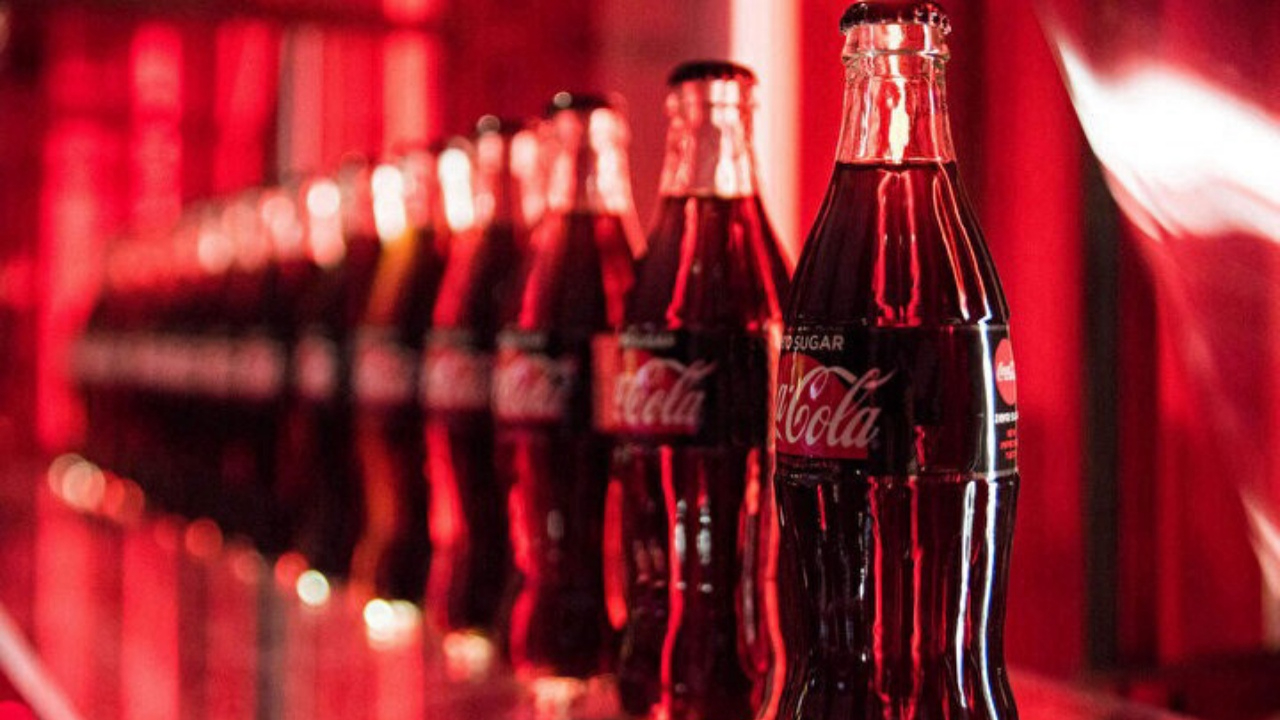 Coca-Cola raflardan toplanıyor! Milyonlarca şişe geri çağrıldı! Hepsi imha edilecek