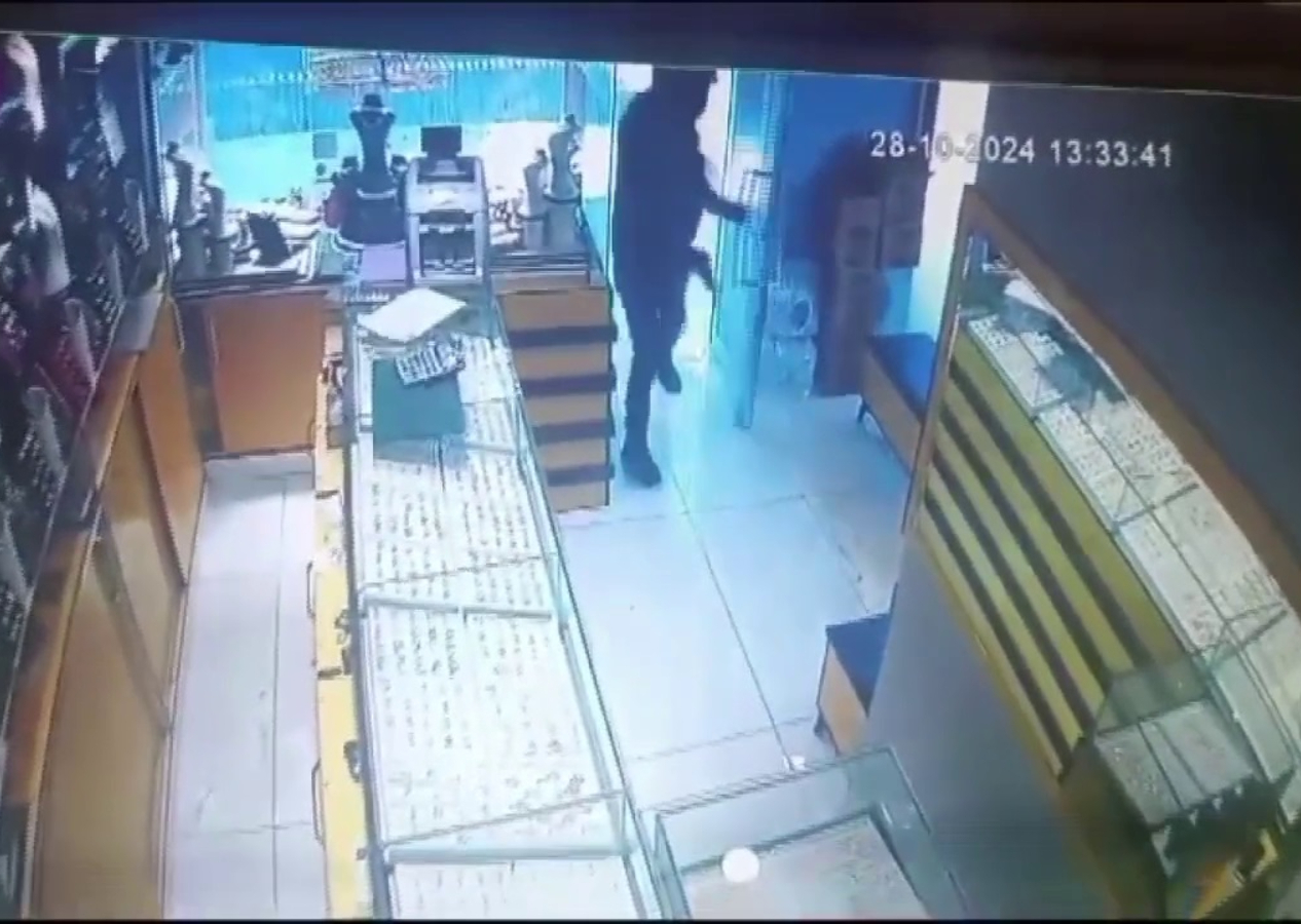 Adana'da kuyumcu soygunu; tabancayla vurup, camekandaki bilezikleri aldı ve kaçtı