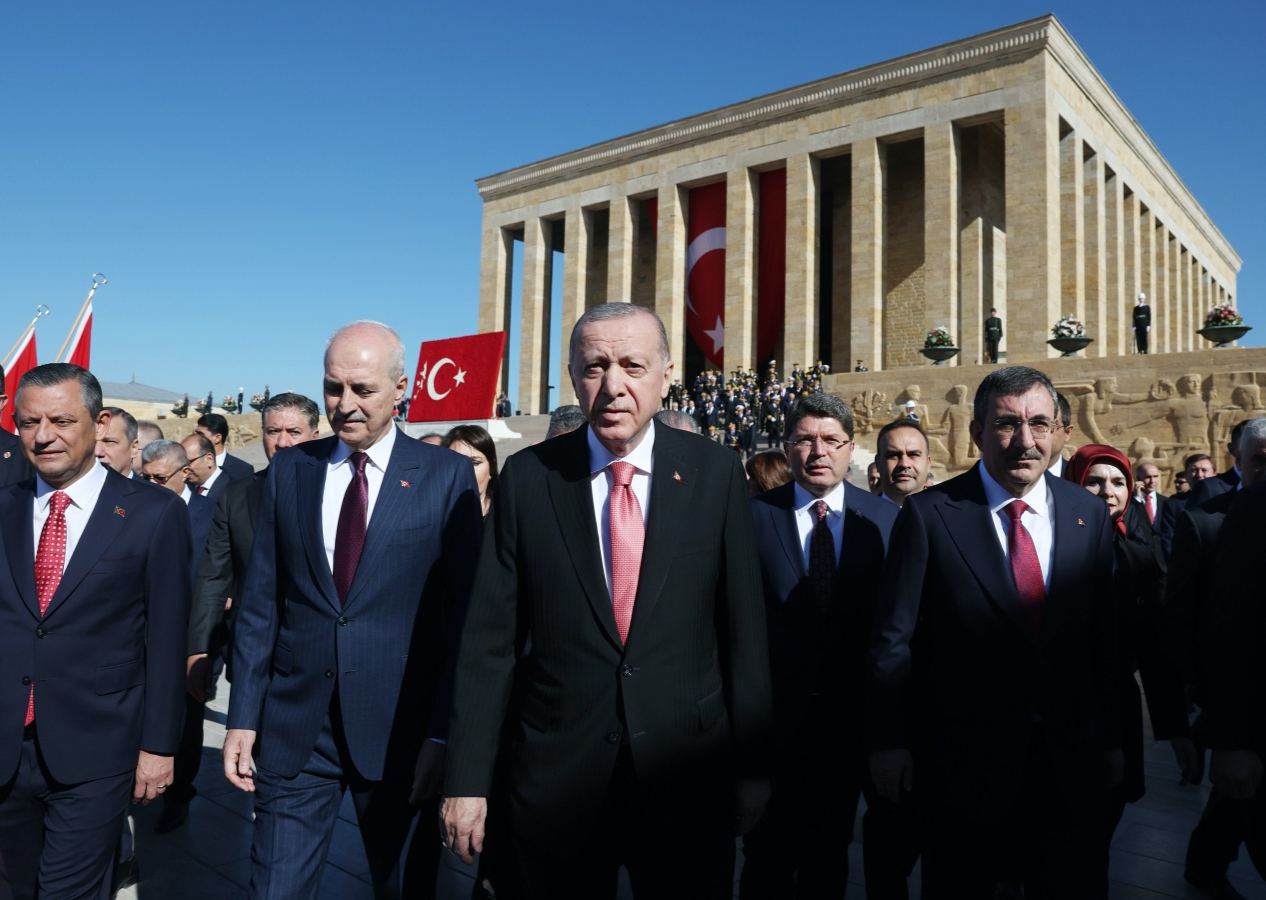 Cumhurbaşkanı Erdoğan ve Devlet Erkanı Anıtkabir'de! Erdoğan Anıtkabir Özel Defteri'ni imzaladı: Vatanımızın bekasını korumak için her türlü tedbiri alıyoruz!