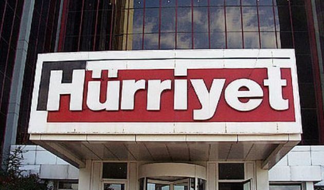 Hürriyet iki yazarın biletini kesti!