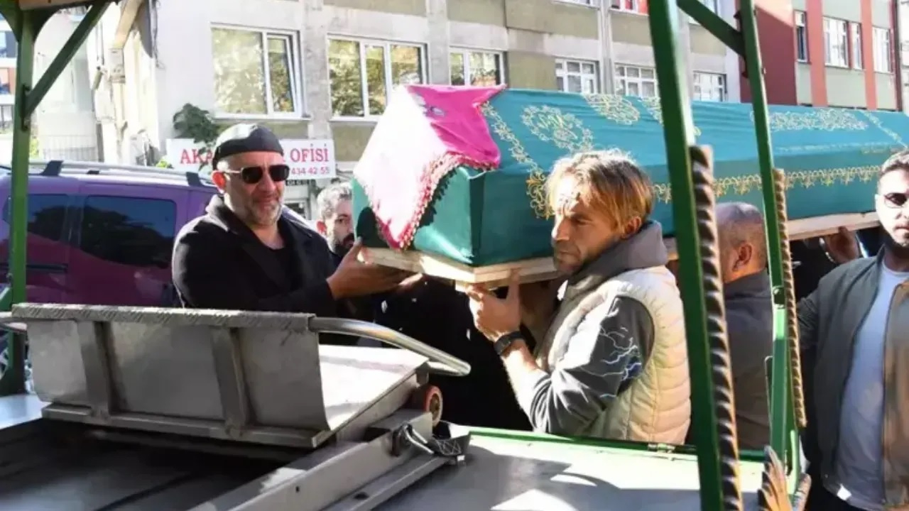 Arka Sokaklar'ın Mesut'u Şevket Çoruh annesini kaybetti! Oyuncu arkadaşları acı gününde yalnız bırakmadı...