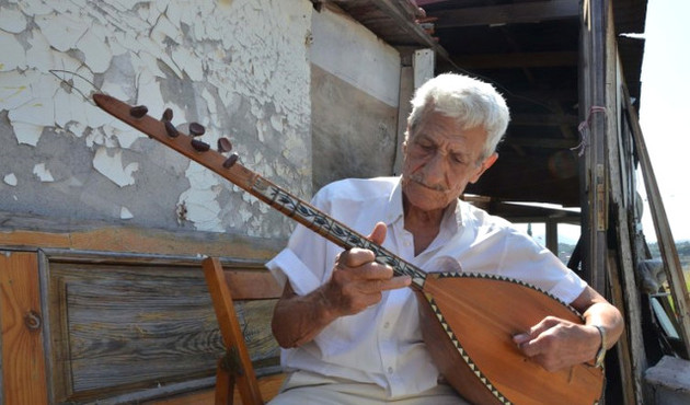 TRT sanatçısı Mustafa Canan, bağlama kursuyla geçimini sağlıyor!