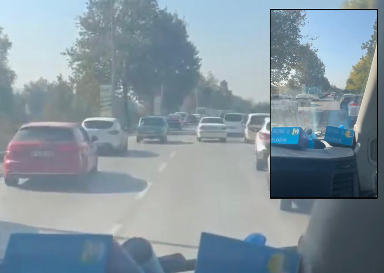 Bursa'da örnek davranış; kilit trafikte sürücüler fermuar gibi açıldı, ambulansa böyle yol verildi