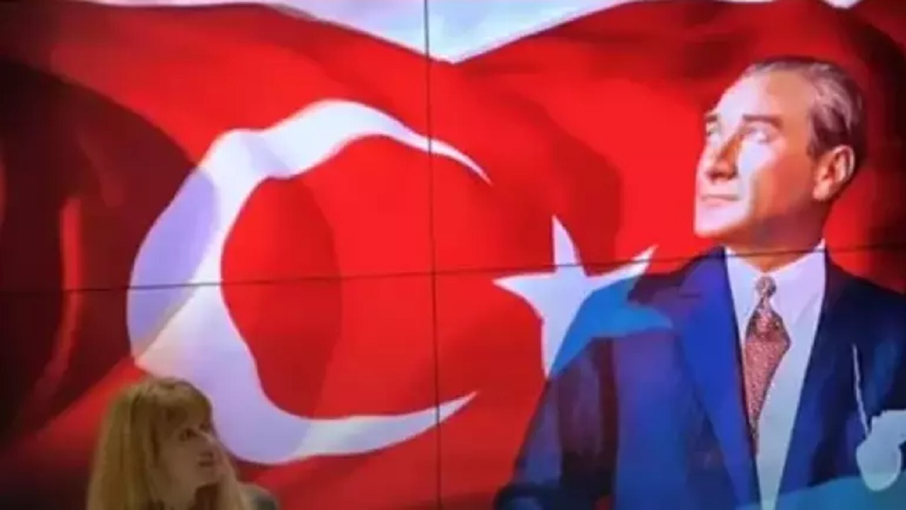 Ünlüler Cumhuriyetin 101. yılını kutladı! İşte 29 Ekim Cumhuriyet Bayramı mesajları...