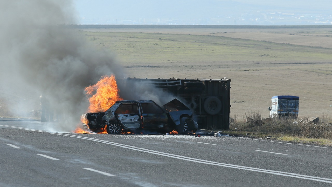 Kars'ta kamyonetle çarpışıp alev alan otomobilin sürücüsü kurtarıldı! Vatandaşlar müdahale etti...