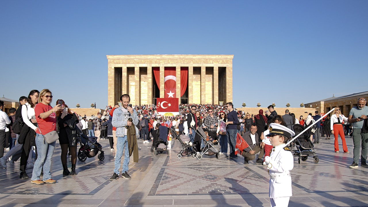 İnsan seli yaşandı! Anıtkabir 29 Ekim Cumhuriyet Bayramı'nda 745 bini aşkın ziyaretçiyi ağırladı