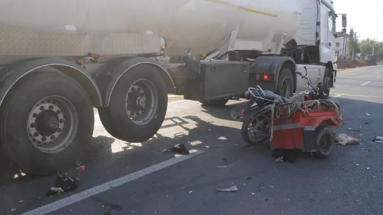Şırnak'ta tırın çarptığı sepetli motosikletin sürücüsü yaşamını yitirdi...