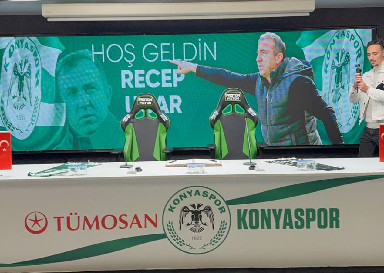 Konyaspor'un Recep Uçar için düzenlediği imza töreninde protesto! Gazeteciler salonu terk etti