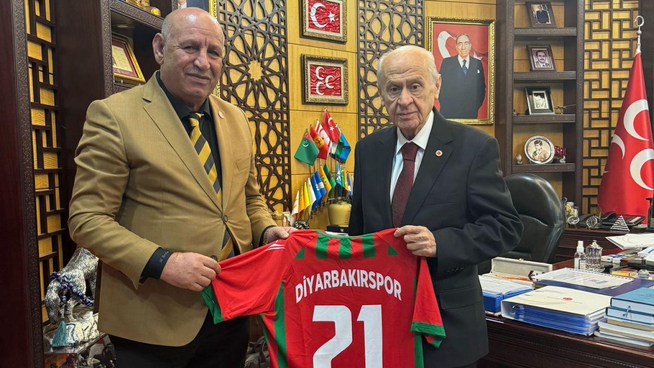 Diyarbakırspor'dan MHP'ye ziyaret: Devlet Bahçeli'ye 21 numaralı Diyarbakırspor forması hediye edildi