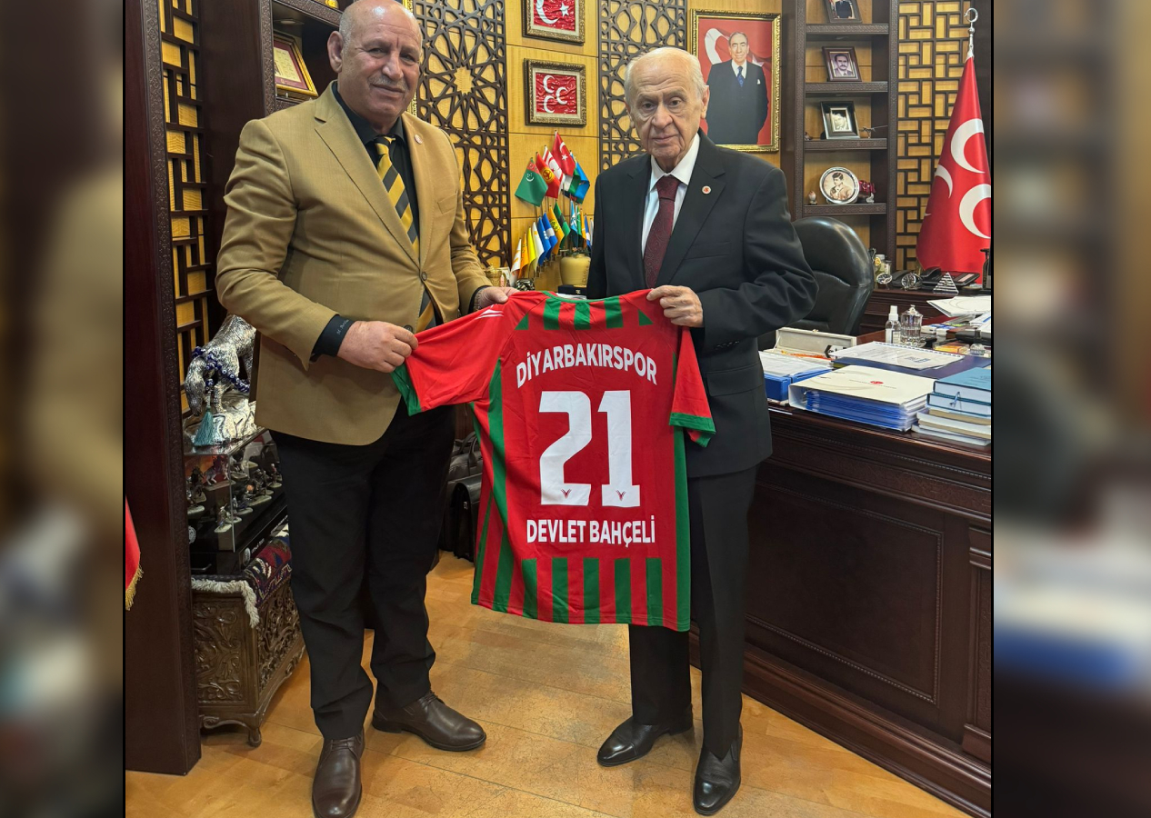 Diyarbakırspor'dan MHP'ye ziyaret: Devlet Bahçeli'ye 21 numaralı Diyarbakırspor forması hediye edildi