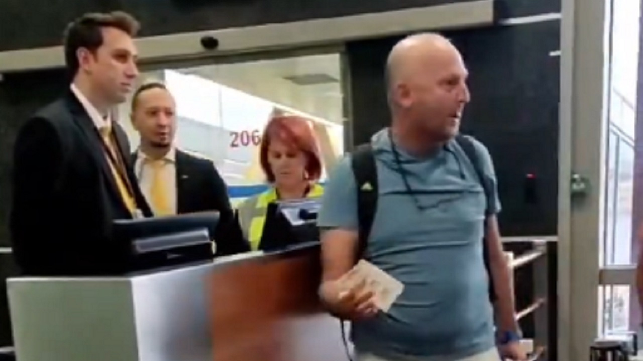 Alkollü yolcu uçağa alınmayınca saldırganlaştı! Diğer yolcular küfürler karşısında tepkisiz kalamadı...