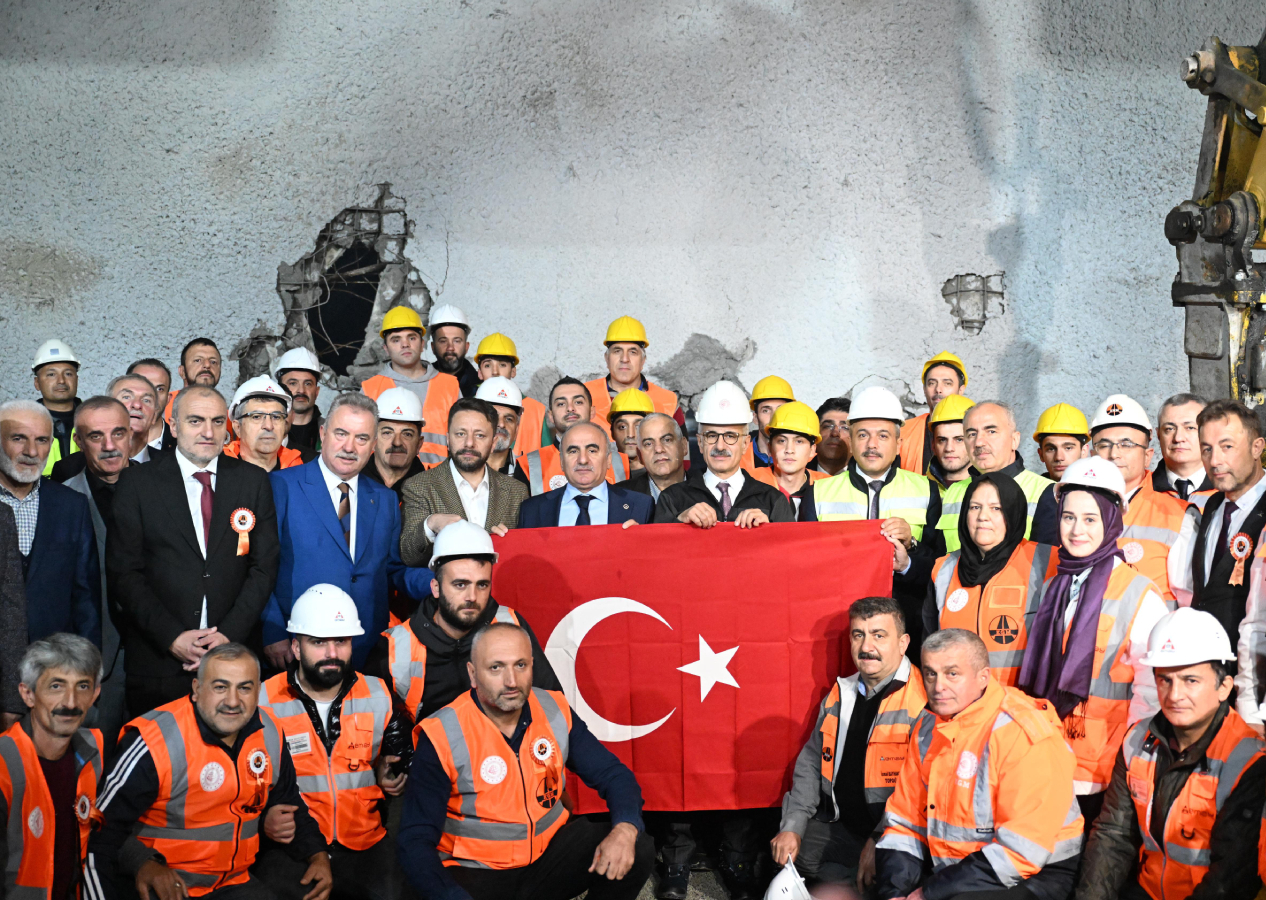 Çamlıhemşin Tüneli'nde ışık göründü! Karadeniz Sahil Yolu'nda seyahat süresi 20 dakika kısalacak