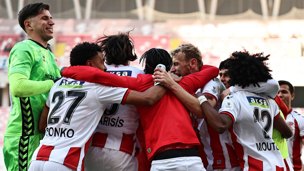 1-0 geriye düşen Sivasspor maçı çevirdi, üst üste üçüncü galibiyetini elde etti