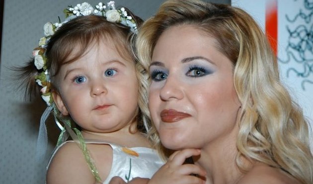 Emine Ün'den kızıyla selfie!