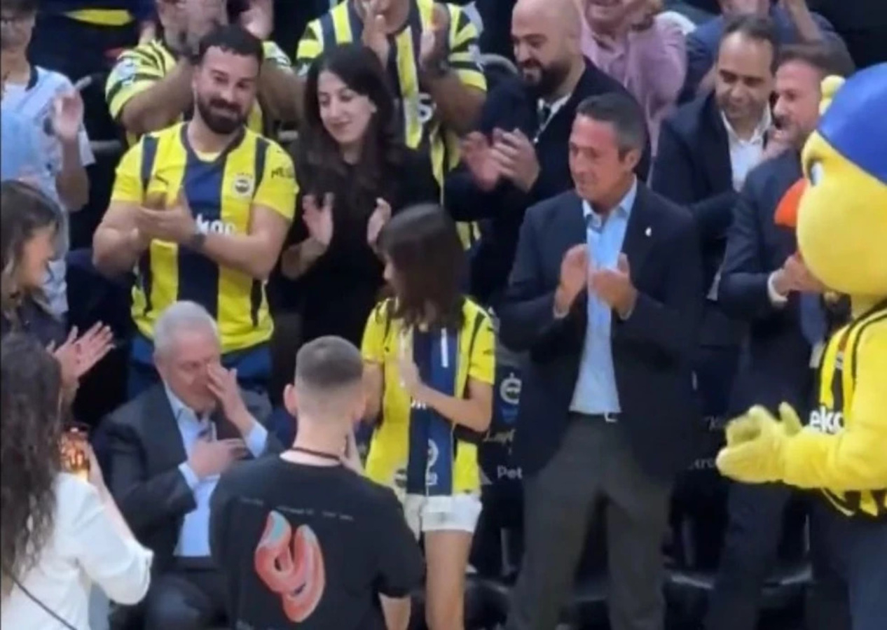 Ali Koç ile tribünler ayakta alkışladı! Aziz Yıldırım gözyaşlarını tutamadı
