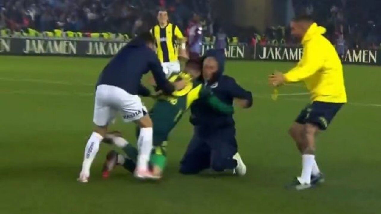 Jose Mourinho'yı hiç böyle görmediniz: Koştu, kaydı, yuvarlandı!