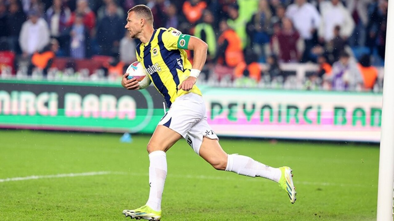 Edin Dzeko'dan hakem tepkisi: VAR, bizim pozisyonlarda 2-3 tuvalet molası verdi herhalde!