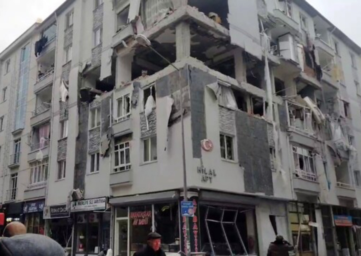 Çorum'da doğalgaz patlaması! Acı haber geldi: Bir ölü, 16 yaralı var! Olay yerinden ilk görüntüler