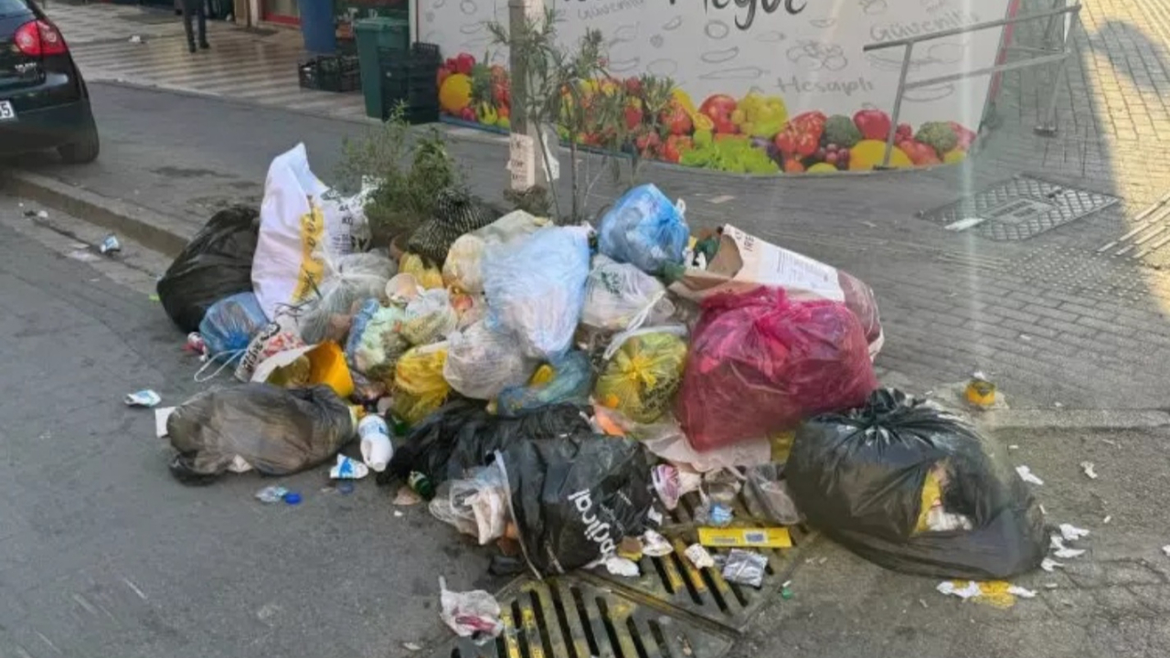 İstanbul'un haline bakın! CHP'li 4 belediyede iş bırakma kararı... Çöp dağları oluştu!