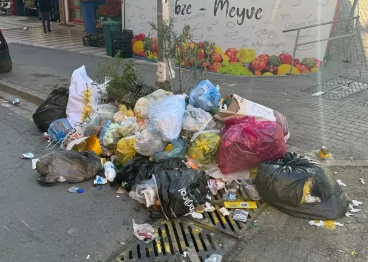 İstanbul'un haline bakın! CHP'li 4 belediyede iş bırakma kararı... Çöp dağları oluştu!