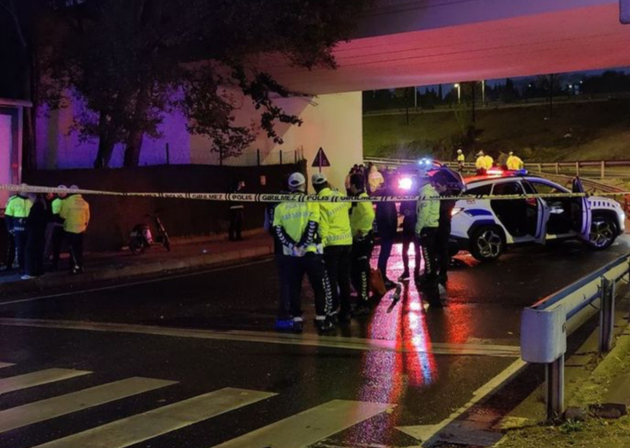 Bakırköy'de acı olay: Kazaya müdahale eden trafik polisi İETT otobüsünün çarpması sonucu şehit oldu!