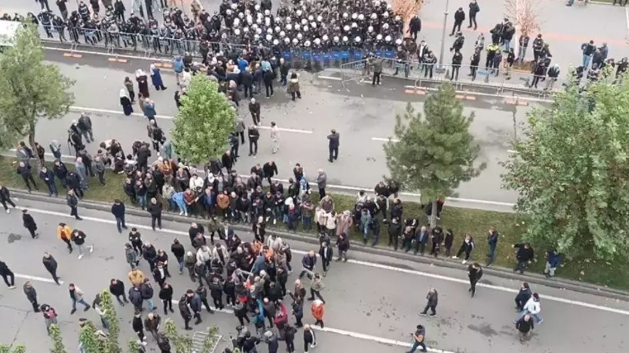 Batman'da tehlikeli gerginlik! Polise taş atan gruba müdahale! 9 gözaltı var!