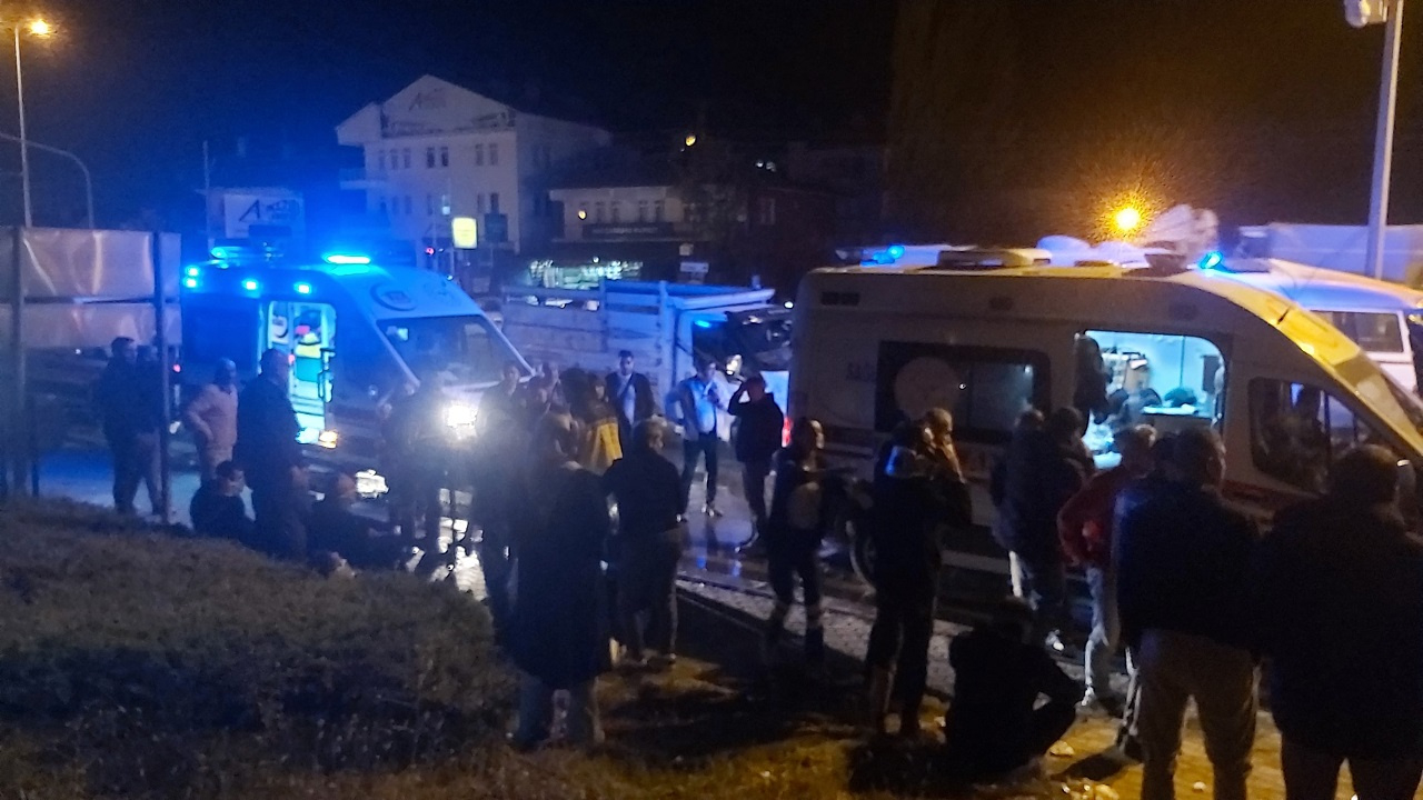 Son dakika Ankara haberleri: Çubuk ilçesinde iki minübüs çarpıştı! 21 kişi yaralandı...