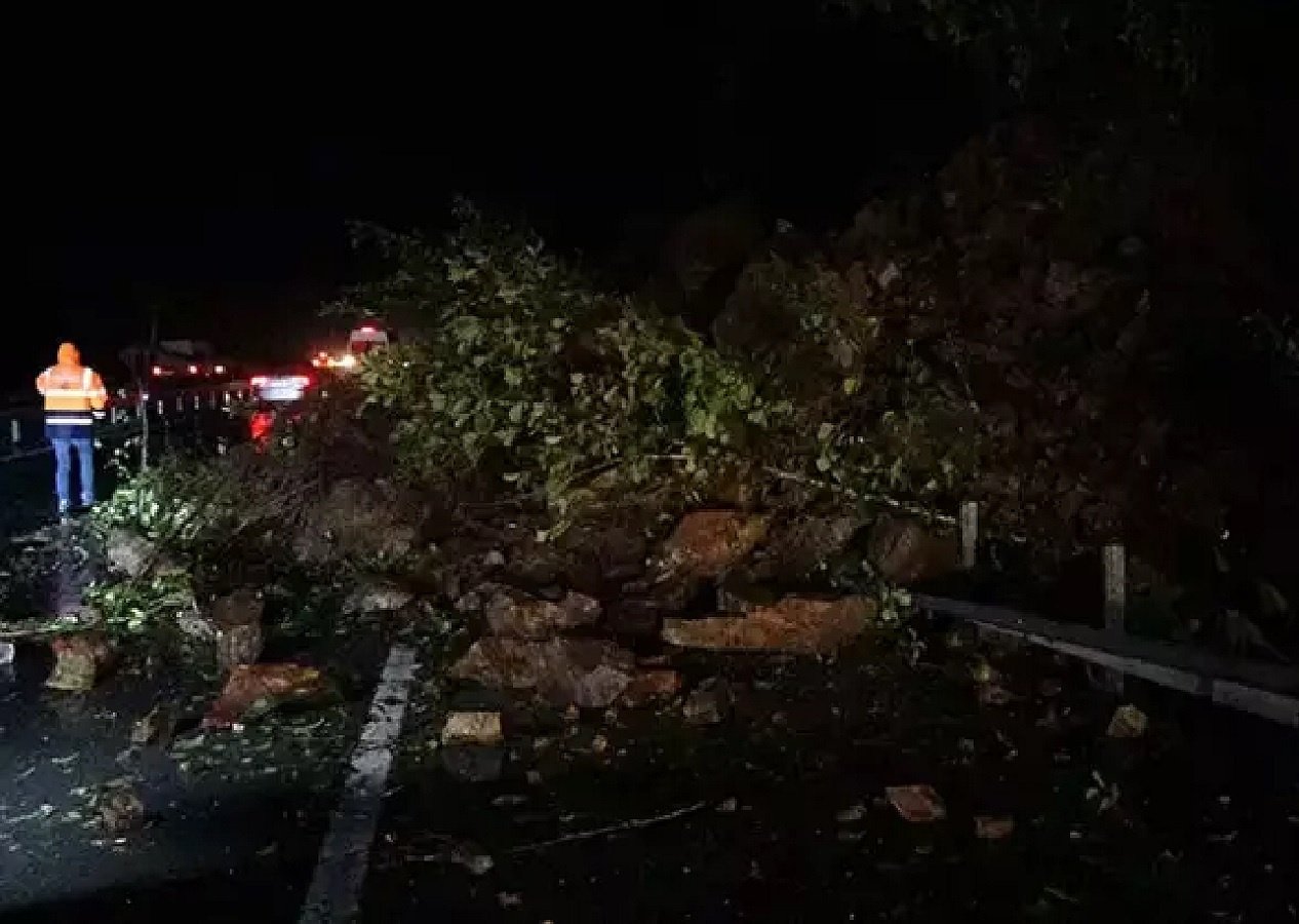 Karadeniz'de heyelan nedeniyle hayat durdu: Sahil yolu tek yönlü trafiğe kapatıldı...