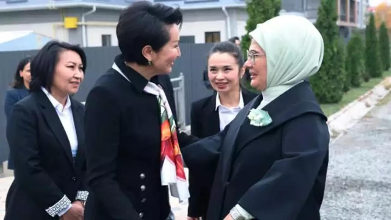 Emine Erdoğan, Bişkek'teki Türkiye Maarif Vakfı'nı ziyaret etti